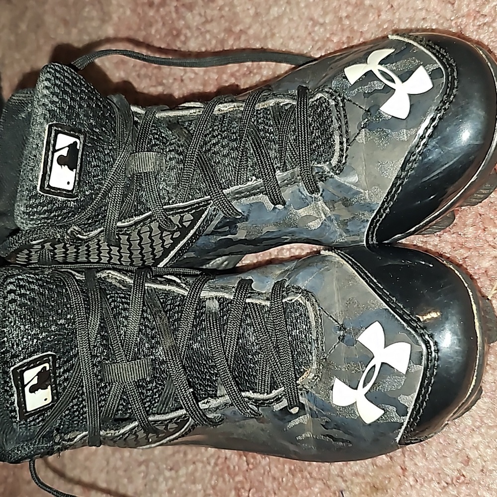 Boys size 3.5 under armor cleats